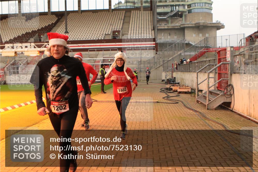 08.12.2024 - St. Pauli X-Mass-Run No. 14 Kathrin Stürmer Photography http://msf.ph/oto/7523130 08.12.2024 09:59:03 Ziel 738, 1202, 1534, 1802, 1874, 2983, 3293 meine-sportfotos.de
