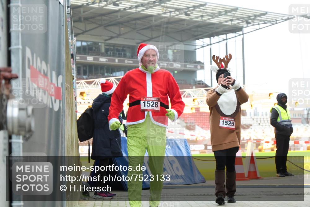 08.12.2024 - St. Pauli X-Mass-Run No. 14 H.Heesch http://msf.ph/oto/7523133 08.12.2024 10:42:33 Ziel 701, 1334, 1528, 2625, 3235, 1334, 1528 meine-sportfotos.de