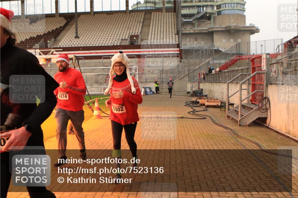 08.12.2024 - St. Pauli X-Mass-Run No. 14 Kathrin Stürmer Photography http://msf.ph/oto/7523136 08.12.2024 09:59:03 Ziel 738, 1202, 1534, 1802, 1874, 2983, 3293 meine-sportfotos.de