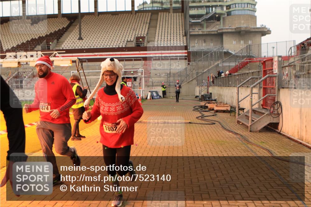 08.12.2024 - St. Pauli X-Mass-Run No. 14 Kathrin Stürmer Photography http://msf.ph/oto/7523140 08.12.2024 09:59:04 Ziel 738, 1202, 1534, 1802, 1874, 2983, 3293 meine-sportfotos.de