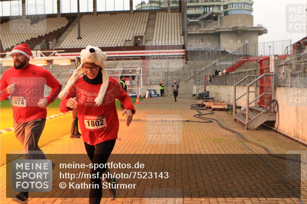 08.12.2024 - St. Pauli X-Mass-Run No. 14 Kathrin Stürmer Photography http://msf.ph/oto/7523143 08.12.2024 09:59:04 Ziel 738, 1202, 1534, 1802, 1874, 2983, 3293 meine-sportfotos.de