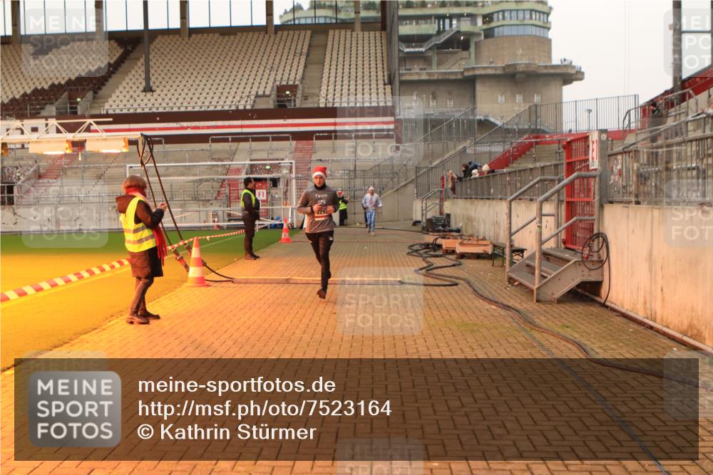08.12.2024 - St. Pauli X-Mass-Run No. 14 Kathrin Stürmer Photography http://msf.ph/oto/7523164 08.12.2024 09:59:07 Ziel 431, 738, 1202, 1534, 1802, 1874, 2746, 2983, 3293 meine-sportfotos.de