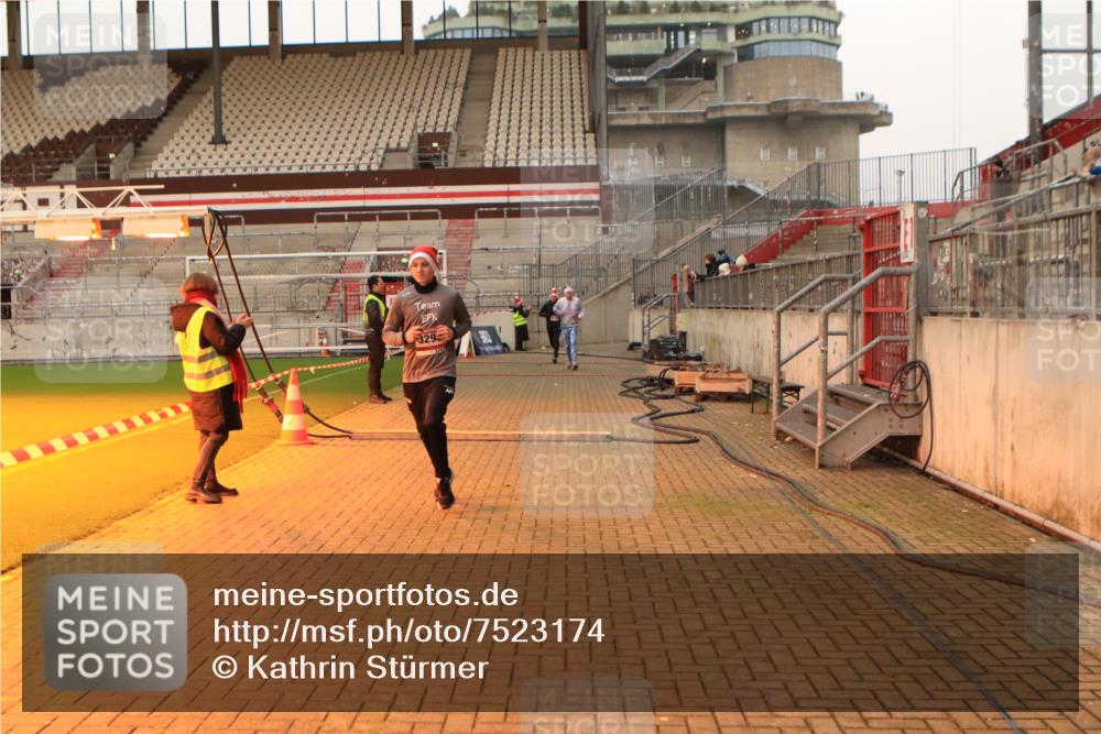 08.12.2024 - St. Pauli X-Mass-Run No. 14 Kathrin Stürmer Photography http://msf.ph/oto/7523174 08.12.2024 09:59:08 Ziel 431, 738, 1202, 1534, 1802, 1874, 2746, 2983, 3293 meine-sportfotos.de