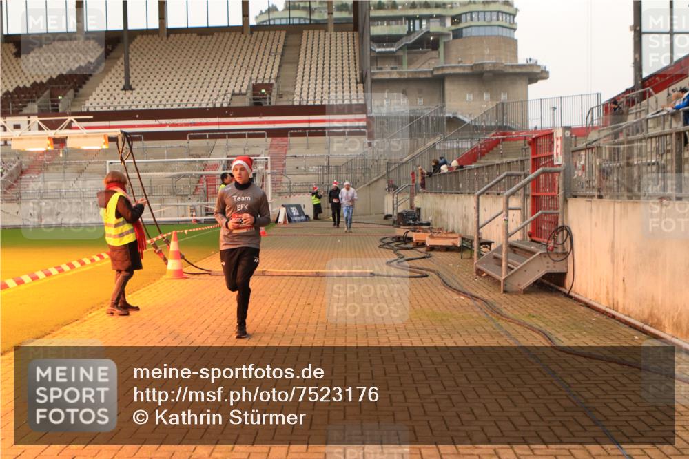 08.12.2024 - St. Pauli X-Mass-Run No. 14 Kathrin Stürmer Photography http://msf.ph/oto/7523176 08.12.2024 09:59:08 Ziel 431, 738, 1202, 1534, 1802, 1874, 2746, 2983, 3293 meine-sportfotos.de