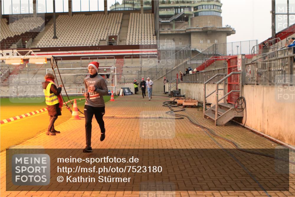 08.12.2024 - St. Pauli X-Mass-Run No. 14 Kathrin Stürmer Photography http://msf.ph/oto/7523180 08.12.2024 09:59:08 Ziel 431, 738, 1202, 1534, 1802, 1874, 2746, 2983, 3293 meine-sportfotos.de