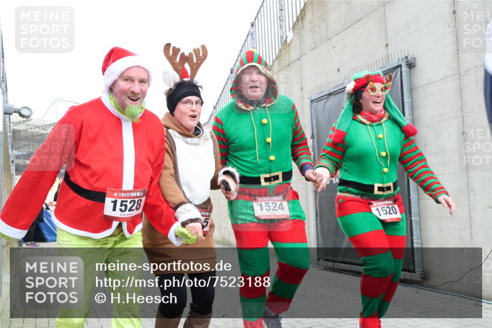 08.12.2024 - St. Pauli X-Mass-Run No. 14 H.Heesch http://msf.ph/oto/7523188 08.12.2024 10:43:11 Ziel 1012, 1204, 1205, 1231, 1520, 1524, 1525, 1830, 3229, 1204, 1520, 1524, 1525 meine-sportfotos.de
