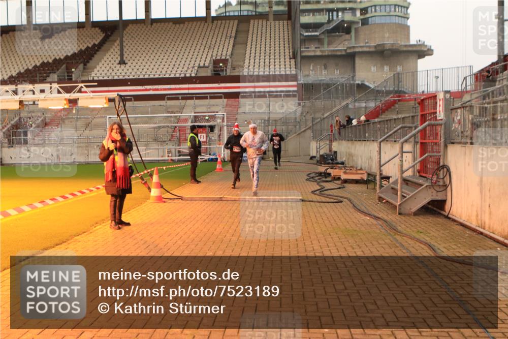08.12.2024 - St. Pauli X-Mass-Run No. 14 Kathrin Stürmer Photography http://msf.ph/oto/7523189 08.12.2024 09:59:12 Ziel 431, 1202, 1802, 1874, 2746, 2762, 3293 meine-sportfotos.de