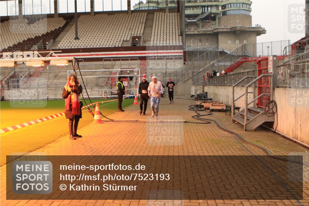 08.12.2024 - St. Pauli X-Mass-Run No. 14 Kathrin Stürmer Photography http://msf.ph/oto/7523193 08.12.2024 09:59:12 Ziel 431, 1202, 1802, 1874, 2746, 2762, 3293 meine-sportfotos.de