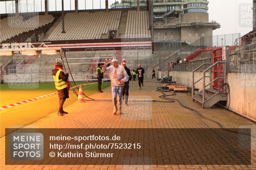 08.12.2024 - St. Pauli X-Mass-Run No. 14 Kathrin Stürmer Photography http://msf.ph/oto/7523215 08.12.2024 09:59:14 Ziel 431, 1802, 1874, 2746, 2762, 3293 meine-sportfotos.de