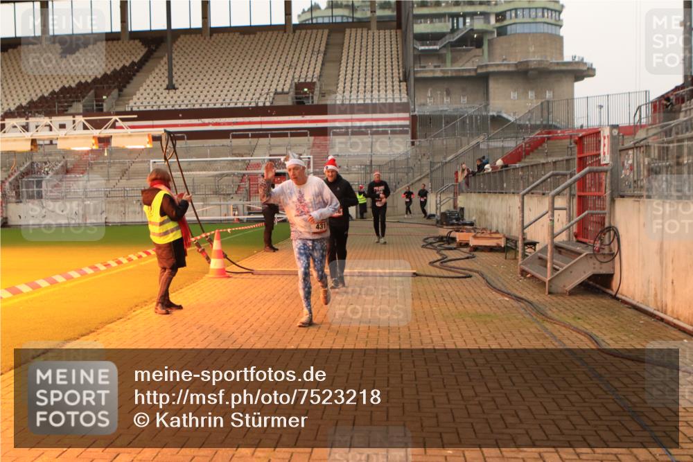 08.12.2024 - St. Pauli X-Mass-Run No. 14 Kathrin Stürmer Photography http://msf.ph/oto/7523218 08.12.2024 09:59:14 Ziel 431, 1802, 1874, 2746, 2762, 3293 meine-sportfotos.de