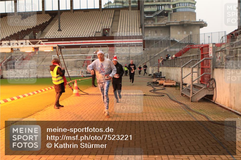 08.12.2024 - St. Pauli X-Mass-Run No. 14 Kathrin Stürmer Photography http://msf.ph/oto/7523221 08.12.2024 09:59:14 Ziel 431, 1802, 1874, 2746, 2762, 3293 meine-sportfotos.de