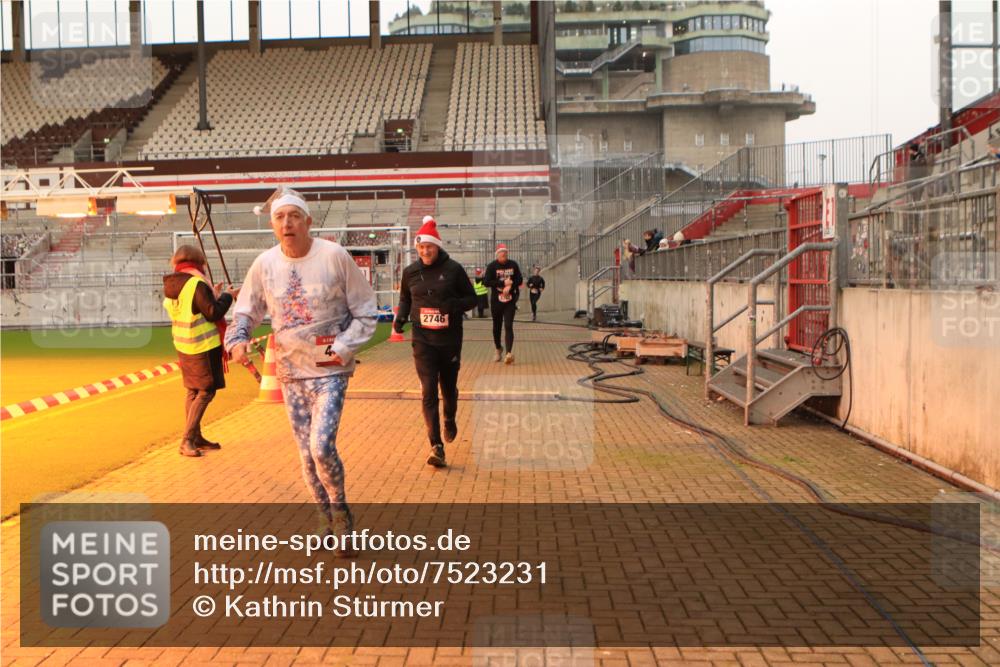 08.12.2024 - St. Pauli X-Mass-Run No. 14 Kathrin Stürmer Photography http://msf.ph/oto/7523231 08.12.2024 09:59:15 Ziel 431, 1874, 2746, 2762, 3156, 3157, 3293 meine-sportfotos.de
