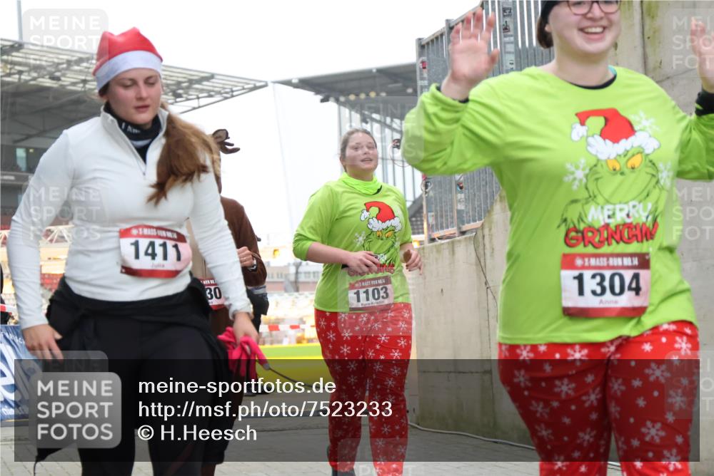 08.12.2024 - St. Pauli X-Mass-Run No. 14 H.Heesch http://msf.ph/oto/7523233 08.12.2024 10:43:23 Ziel 1030, 1144, 1204, 1304, 1520, 1524, 1525, 1030, 1103, 1144, 1155, 1304, 1411 meine-sportfotos.de