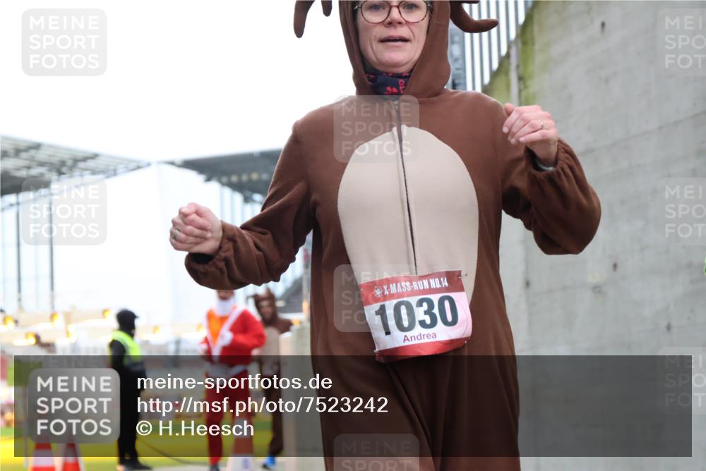 08.12.2024 - St. Pauli X-Mass-Run No. 14 H.Heesch http://msf.ph/oto/7523242 08.12.2024 10:43:25 Ziel 1030, 1103, 1144, 1304, 1411, 1038, 1103, 1144, 1155, 1304, 1411 meine-sportfotos.de
