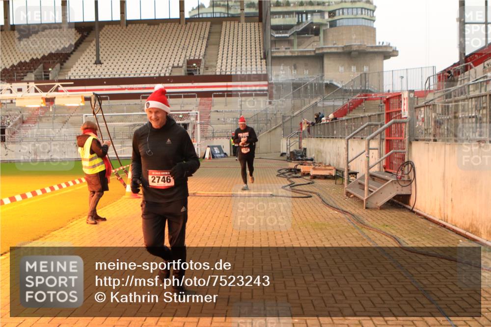 08.12.2024 - St. Pauli X-Mass-Run No. 14 Kathrin Stürmer Photography http://msf.ph/oto/7523243 08.12.2024 09:59:16 Ziel 431, 2746, 2762, 3156, 3157, 3293 meine-sportfotos.de