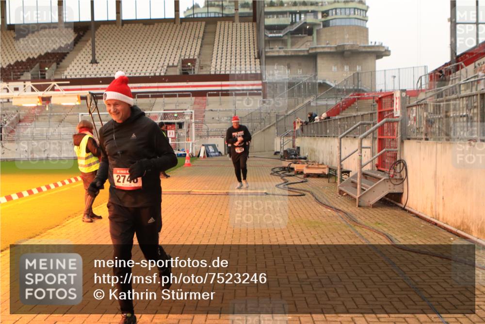 08.12.2024 - St. Pauli X-Mass-Run No. 14 Kathrin Stürmer Photography http://msf.ph/oto/7523246 08.12.2024 09:59:16 Ziel 431, 2746, 2762, 3156, 3157, 3293 meine-sportfotos.de