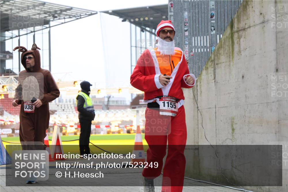 08.12.2024 - St. Pauli X-Mass-Run No. 14 H.Heesch http://msf.ph/oto/7523249 08.12.2024 10:43:29 Ziel 1030, 1103, 1144, 1304, 1411, 1038, 1155, 3232, 3236 meine-sportfotos.de