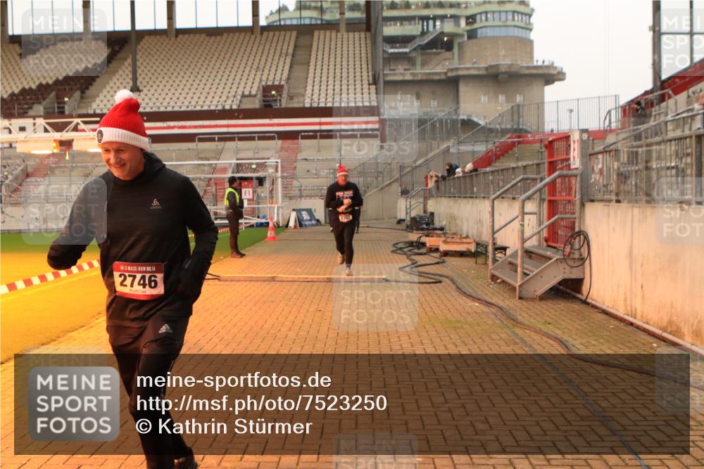 08.12.2024 - St. Pauli X-Mass-Run No. 14 Kathrin Stürmer Photography http://msf.ph/oto/7523250 08.12.2024 09:59:16 Ziel 431, 2746, 2762, 3156, 3157, 3293 meine-sportfotos.de