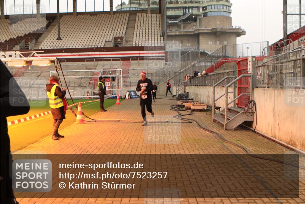 08.12.2024 - St. Pauli X-Mass-Run No. 14 Kathrin Stürmer Photography http://msf.ph/oto/7523257 08.12.2024 09:59:17 Ziel 431, 2746, 2762, 3156, 3157, 3293 meine-sportfotos.de