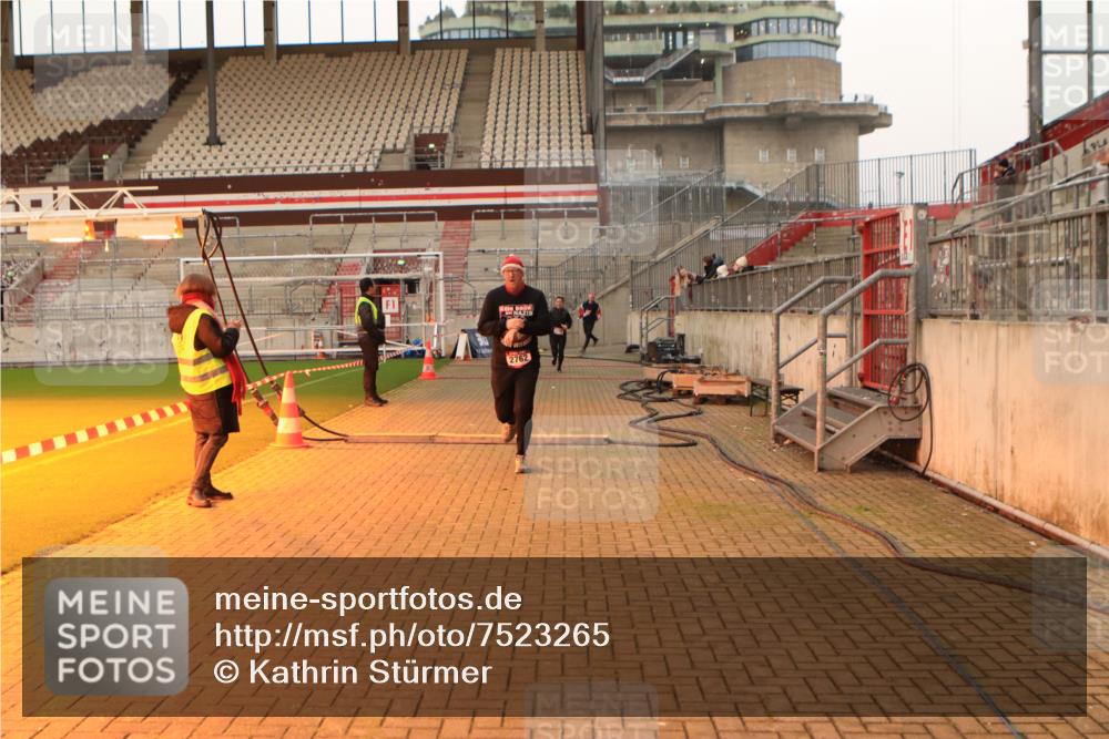 08.12.2024 - St. Pauli X-Mass-Run No. 14 Kathrin Stürmer Photography http://msf.ph/oto/7523265 08.12.2024 09:59:17 Ziel 431, 2746, 2762, 3156, 3157, 3293 meine-sportfotos.de