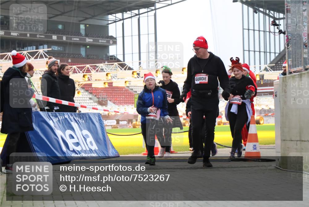 08.12.2024 - St. Pauli X-Mass-Run No. 14 H.Heesch http://msf.ph/oto/7523267 08.12.2024 10:43:33 Ziel 1030, 1038, 1103, 1144, 1155, 1304, 1411, 307, 557, 1038, 1155, 1519, 3232, 3236 meine-sportfotos.de