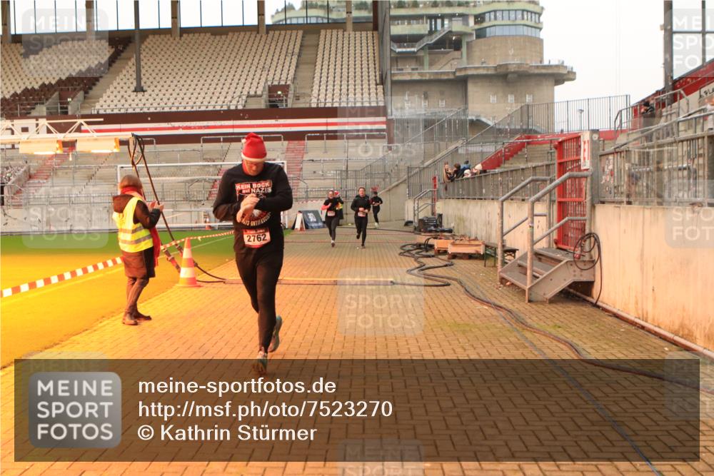 08.12.2024 - St. Pauli X-Mass-Run No. 14 Kathrin Stürmer Photography http://msf.ph/oto/7523270 08.12.2024 09:59:19 Ziel 431, 2478, 2480, 2746, 2762, 3156, 3157, 3293 meine-sportfotos.de