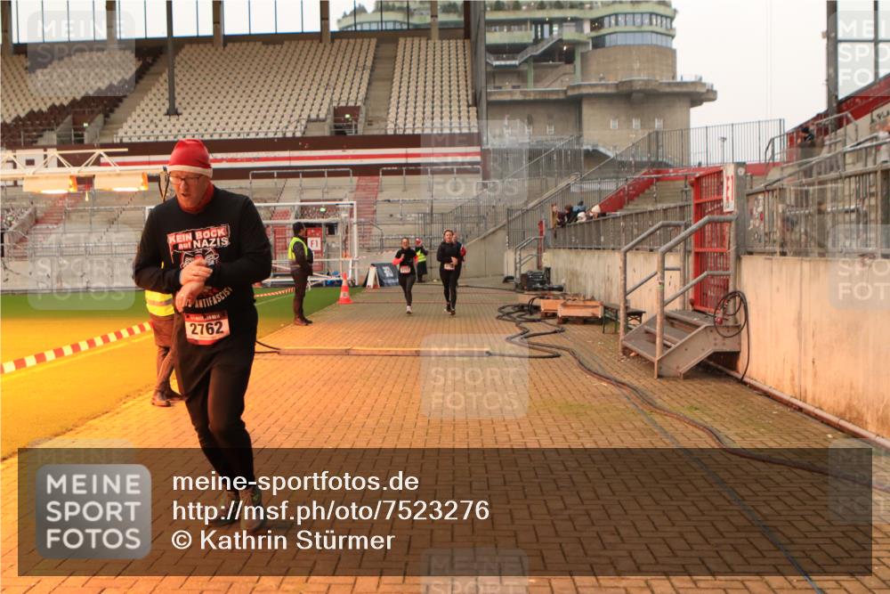 08.12.2024 - St. Pauli X-Mass-Run No. 14 Kathrin Stürmer Photography http://msf.ph/oto/7523276 08.12.2024 09:59:19 Ziel 431, 2478, 2480, 2746, 2762, 3156, 3157, 3293 meine-sportfotos.de