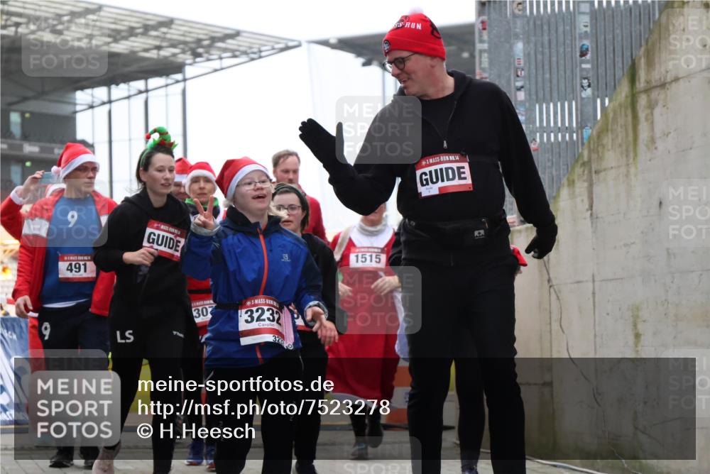 08.12.2024 - St. Pauli X-Mass-Run No. 14 H.Heesch http://msf.ph/oto/7523278 08.12.2024 10:43:36 Ziel 1030, 1038, 1103, 1144, 1155, 1304, 1411, 307, 491, 557, 1515, 1519, 3232, 3236 meine-sportfotos.de