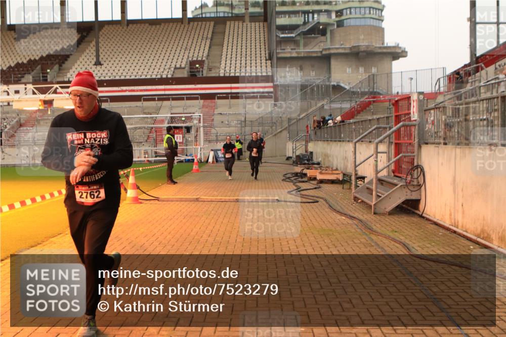 08.12.2024 - St. Pauli X-Mass-Run No. 14 Kathrin Stürmer Photography http://msf.ph/oto/7523279 08.12.2024 09:59:19 Ziel 431, 2478, 2480, 2746, 2762, 3156, 3157, 3293 meine-sportfotos.de