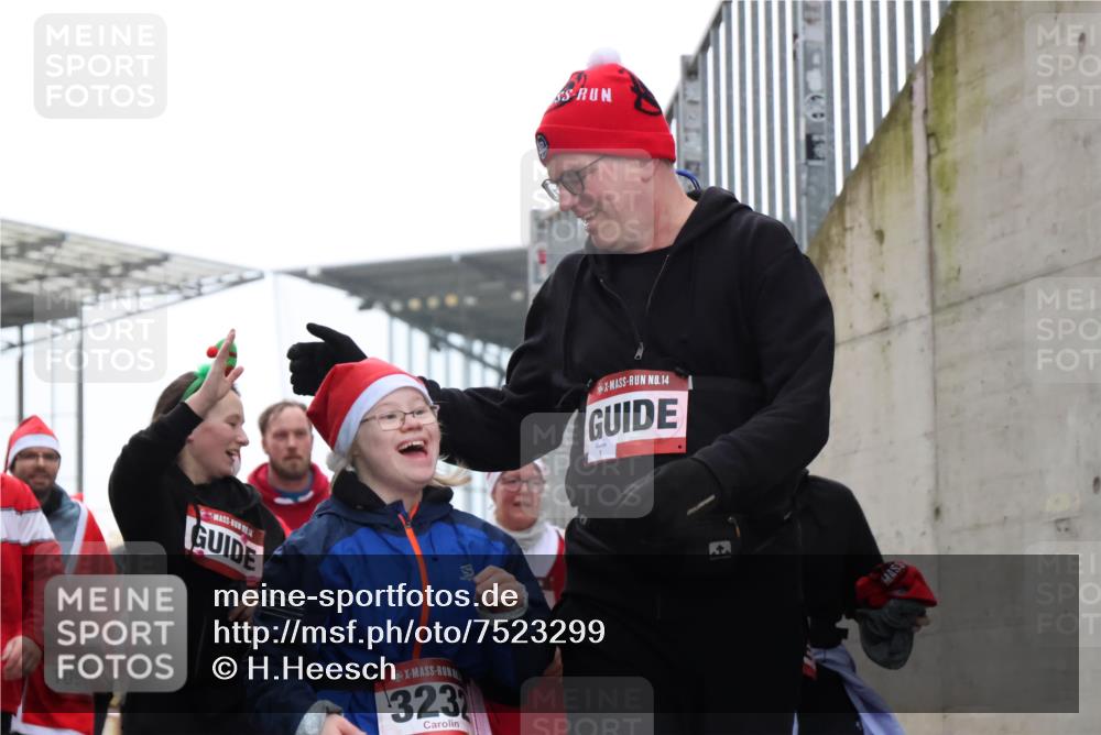 08.12.2024 - St. Pauli X-Mass-Run No. 14 H.Heesch http://msf.ph/oto/7523299 08.12.2024 10:43:37 Ziel 1038, 1103, 1144, 1155, 1304, 1411, 3232, 3236, 307, 491, 557, 957, 1091, 1515, 1519, 3232, 3236 meine-sportfotos.de
