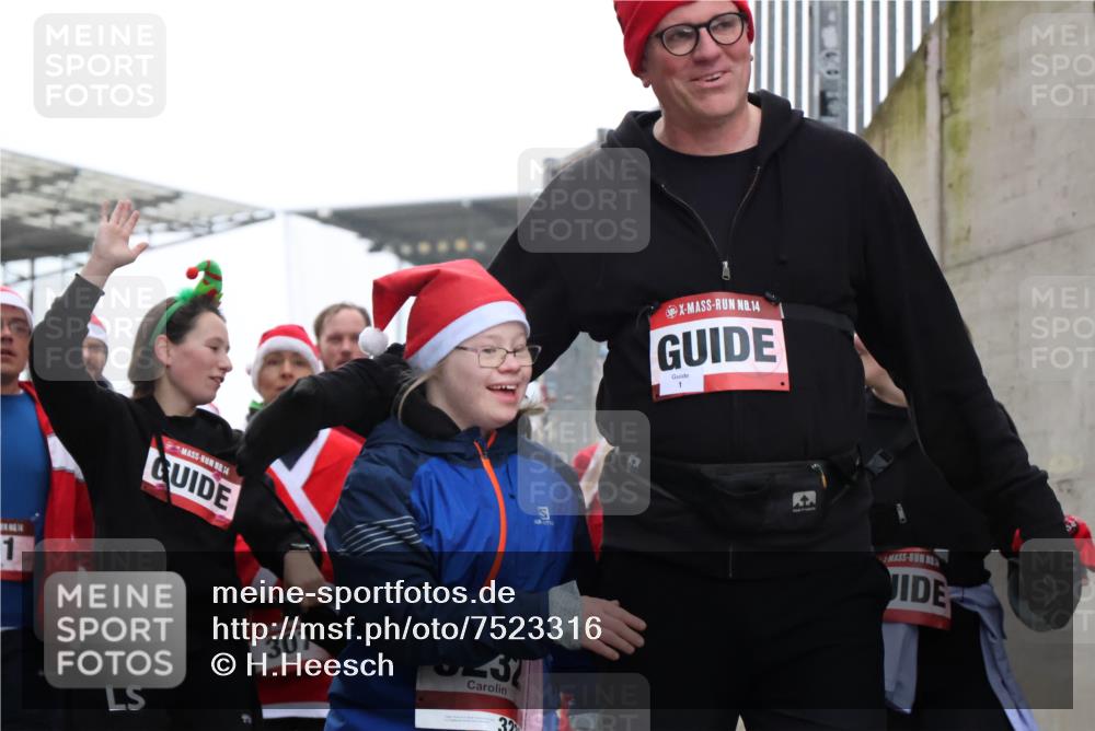 08.12.2024 - St. Pauli X-Mass-Run No. 14 H.Heesch http://msf.ph/oto/7523316 08.12.2024 10:43:38 Ziel 1038, 1103, 1155, 1411, 3232, 3236, 307, 491, 557, 957, 1091, 1515, 1519, 3232, 3236 meine-sportfotos.de