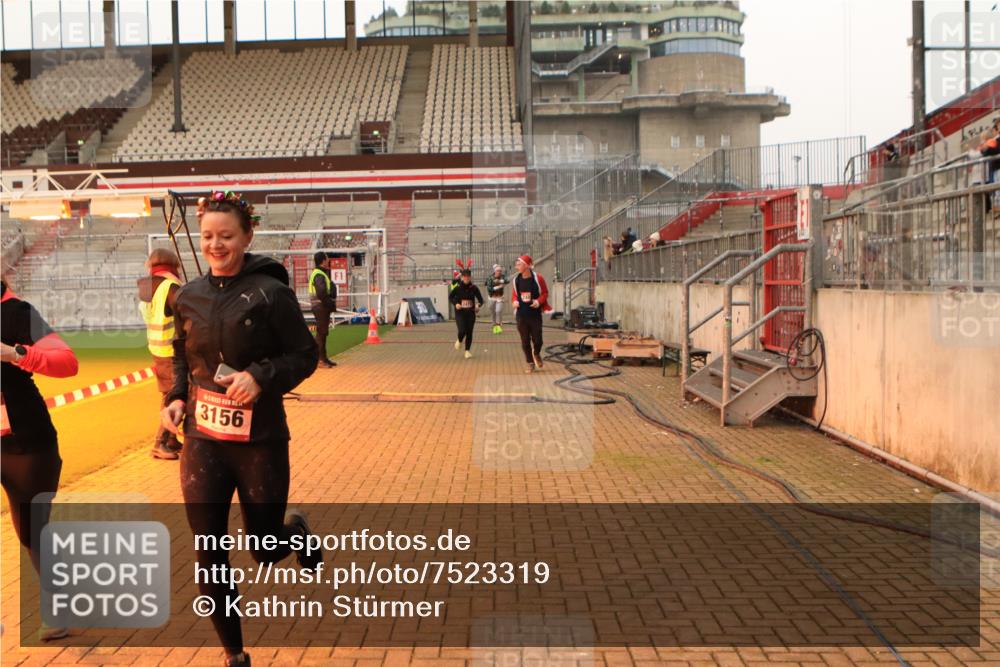 08.12.2024 - St. Pauli X-Mass-Run No. 14 Kathrin Stürmer Photography http://msf.ph/oto/7523319 08.12.2024 09:59:24 Ziel 100, 190, 431, 2478, 2480, 2746, 2762, 3156, 3157 meine-sportfotos.de