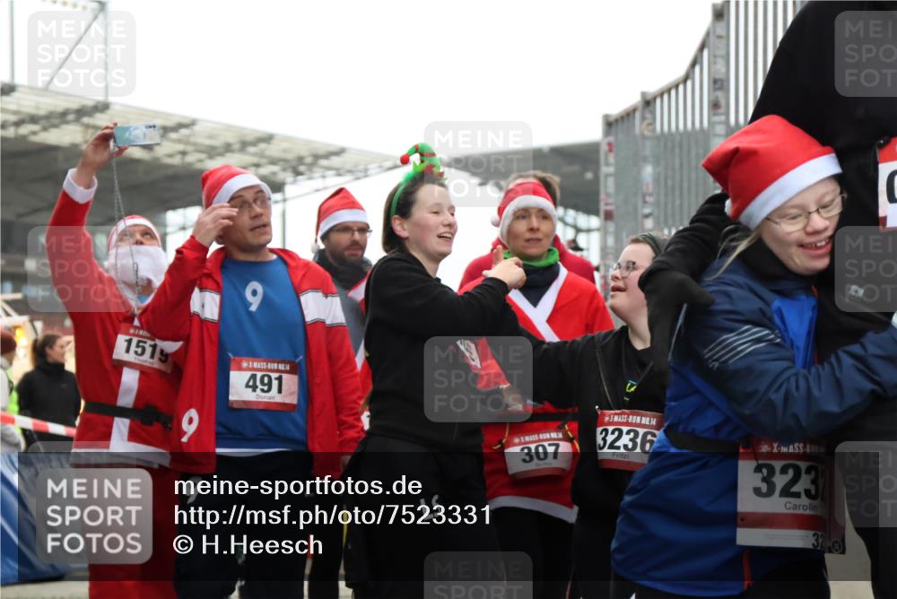 08.12.2024 - St. Pauli X-Mass-Run No. 14 H.Heesch http://msf.ph/oto/7523331 08.12.2024 10:43:39 Ziel 1038, 1103, 1155, 3232, 3236, 307, 491, 557, 957, 1091, 1515, 1519, 3232, 3236 meine-sportfotos.de