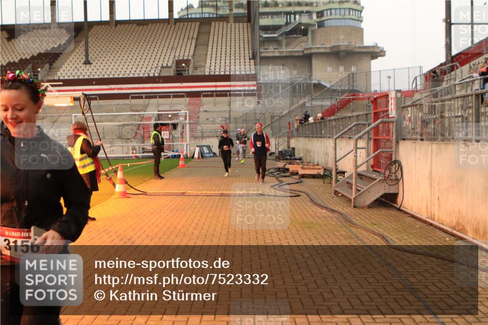 08.12.2024 - St. Pauli X-Mass-Run No. 14 Kathrin Stürmer Photography http://msf.ph/oto/7523332 08.12.2024 09:59:24 Ziel 100, 190, 431, 2478, 2480, 2746, 2762, 3156, 3157 meine-sportfotos.de