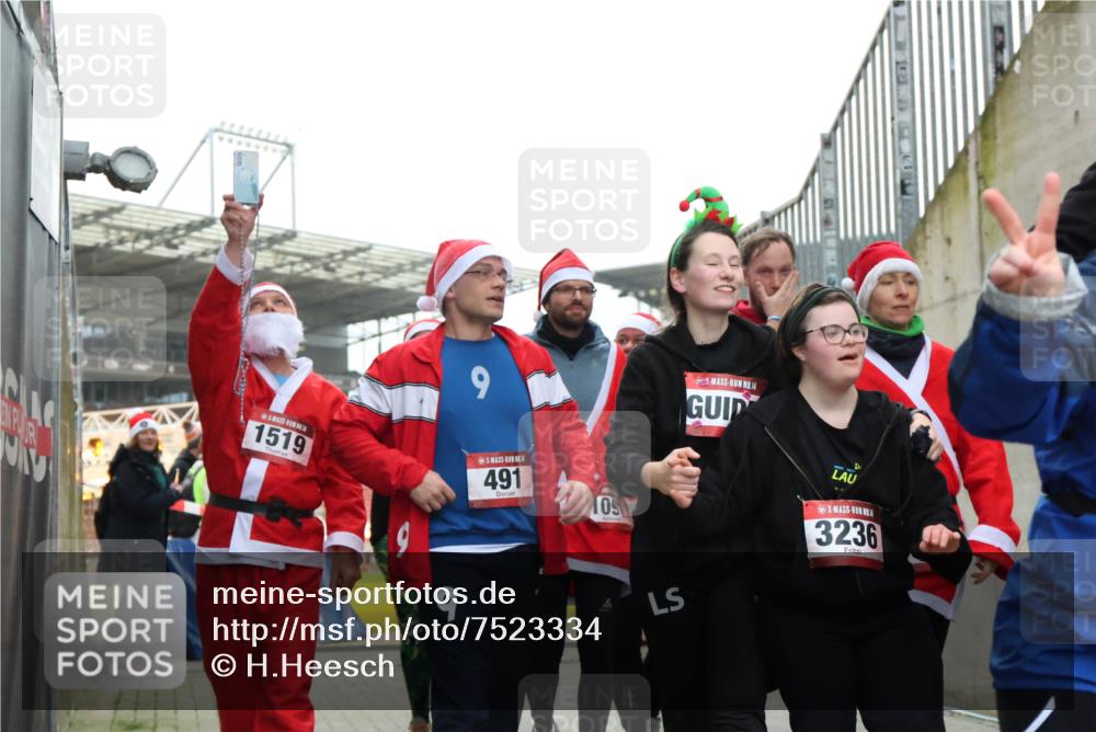 08.12.2024 - St. Pauli X-Mass-Run No. 14 H.Heesch http://msf.ph/oto/7523334 08.12.2024 10:43:41 Ziel 307, 557, 1038, 1155, 1519, 3232, 3236, 307, 491, 557, 695, 957, 1091, 1515, 1519 meine-sportfotos.de