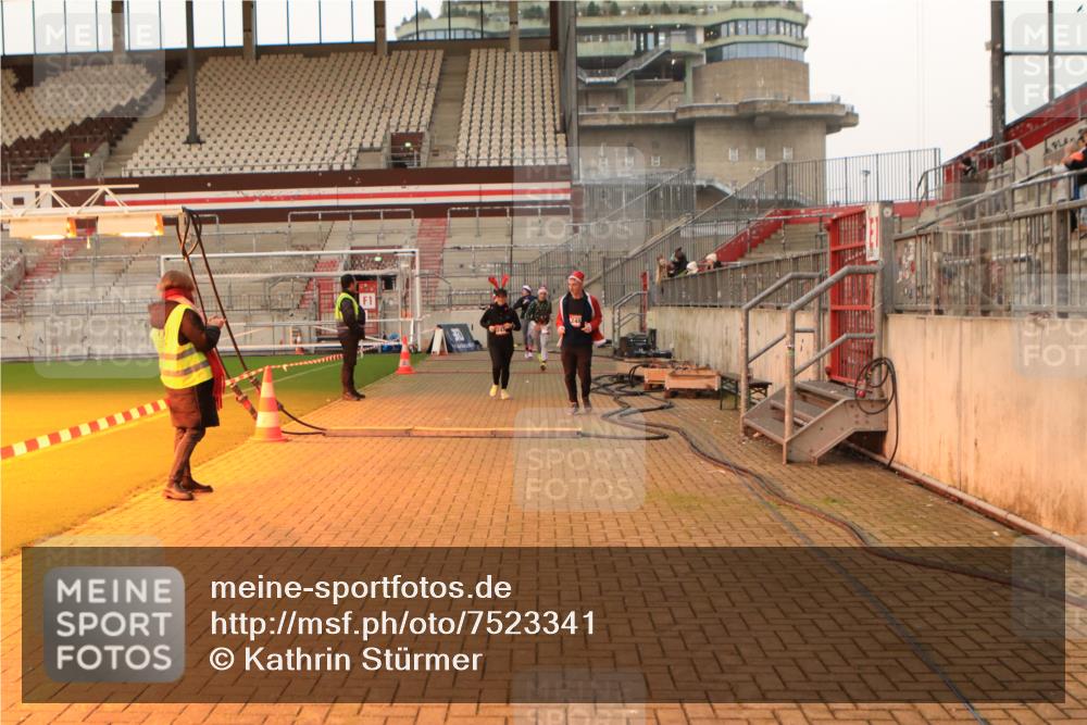 08.12.2024 - St. Pauli X-Mass-Run No. 14 Kathrin Stürmer Photography http://msf.ph/oto/7523341 08.12.2024 09:59:25 Ziel 100, 190, 431, 2478, 2480, 2746, 2762, 3156, 3157 meine-sportfotos.de
