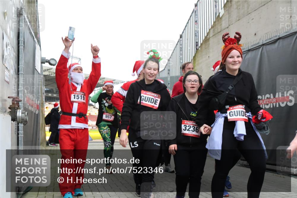 08.12.2024 - St. Pauli X-Mass-Run No. 14 H.Heesch http://msf.ph/oto/7523346 08.12.2024 10:43:42 Ziel 307, 557, 1038, 1155, 1515, 1519, 3232, 3236, 307, 491, 557, 695, 957, 1091, 1515, 1519, 1698 meine-sportfotos.de