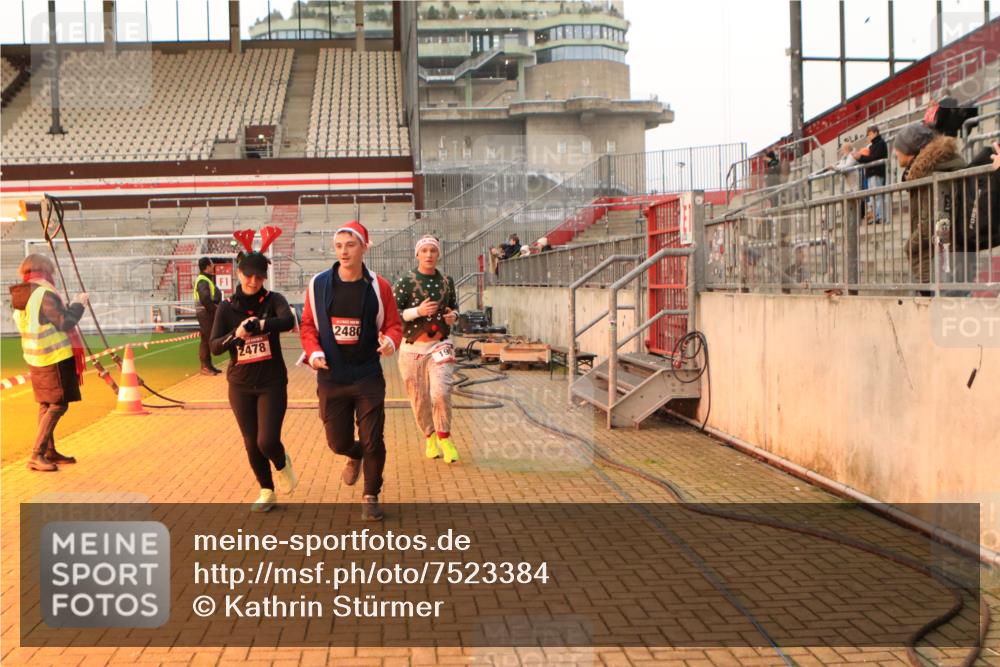 08.12.2024 - St. Pauli X-Mass-Run No. 14 Kathrin Stürmer Photography http://msf.ph/oto/7523384 08.12.2024 09:59:29 Ziel 100, 190, 2478, 2480, 2762, 2932, 3156, 3157 meine-sportfotos.de