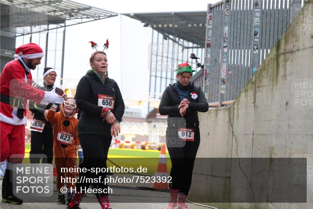 08.12.2024 - St. Pauli X-Mass-Run No. 14 H.Heesch http://msf.ph/oto/7523392 08.12.2024 10:43:54 Ziel 307, 491, 557, 680, 695, 823, 957, 1091, 1515, 1519, 1698, 680, 816, 823, 1649, 2190 meine-sportfotos.de