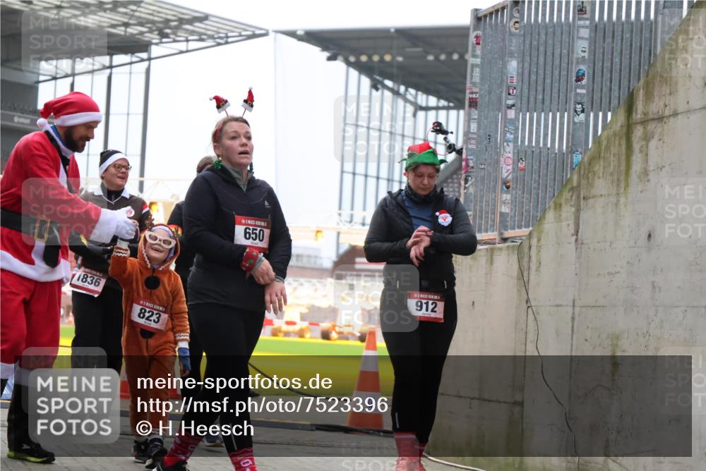 08.12.2024 - St. Pauli X-Mass-Run No. 14 H.Heesch http://msf.ph/oto/7523396 08.12.2024 10:43:55 Ziel 491, 680, 695, 823, 957, 1091, 1515, 1519, 1698, 816, 823, 1649, 2190 meine-sportfotos.de