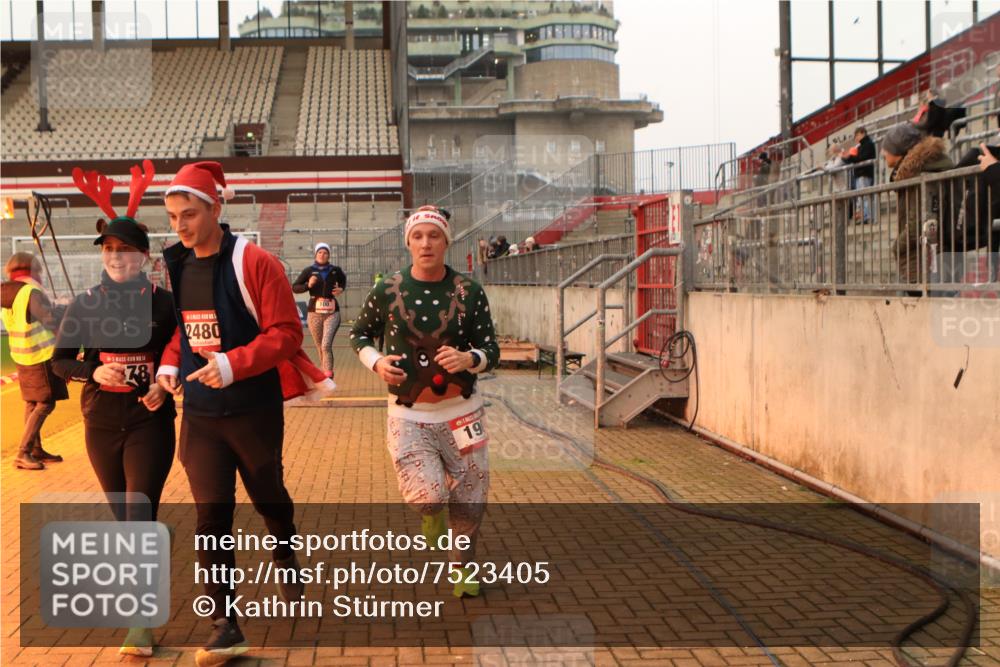 08.12.2024 - St. Pauli X-Mass-Run No. 14 Kathrin Stürmer Photography http://msf.ph/oto/7523405 08.12.2024 09:59:30 Ziel 100, 190, 2478, 2480, 2762, 2932, 3156, 3157 meine-sportfotos.de