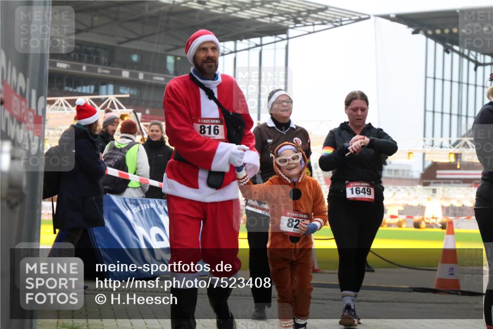 08.12.2024 - St. Pauli X-Mass-Run No. 14 H.Heesch http://msf.ph/oto/7523408 08.12.2024 10:43:56 Ziel 491, 680, 695, 823, 957, 1091, 1515, 1698, 2190, 816, 823, 1649, 2190 meine-sportfotos.de