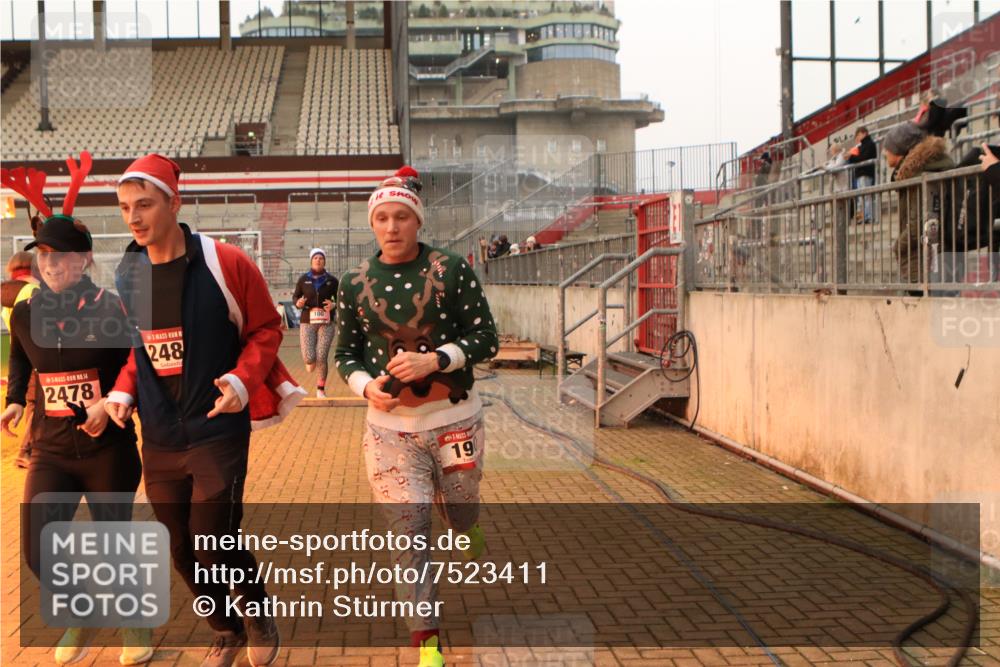 08.12.2024 - St. Pauli X-Mass-Run No. 14 Kathrin Stürmer Photography http://msf.ph/oto/7523411 08.12.2024 09:59:30 Ziel 100, 190, 2478, 2480, 2762, 2932, 3156, 3157 meine-sportfotos.de