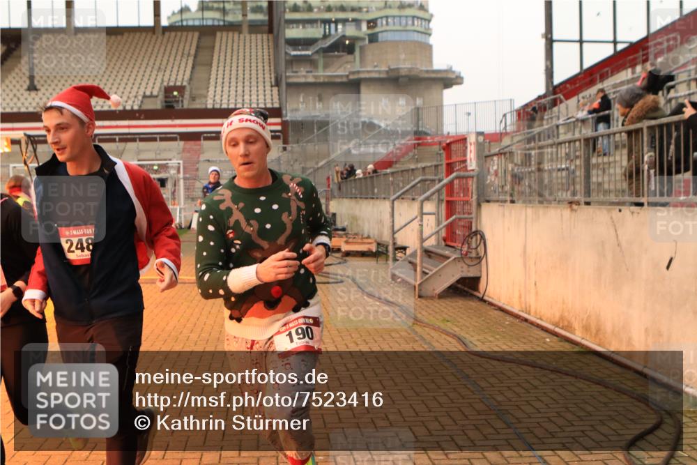 08.12.2024 - St. Pauli X-Mass-Run No. 14 Kathrin Stürmer Photography http://msf.ph/oto/7523416 08.12.2024 09:59:30 Ziel 100, 190, 2478, 2480, 2762, 2932, 3156, 3157 meine-sportfotos.de