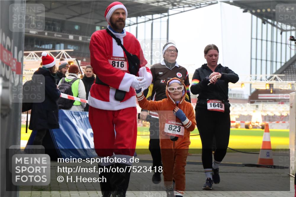 08.12.2024 - St. Pauli X-Mass-Run No. 14 H.Heesch http://msf.ph/oto/7523418 08.12.2024 10:43:57 Ziel 491, 680, 695, 823, 957, 1091, 1698, 2190, 650, 816, 912, 1649, 2190 meine-sportfotos.de