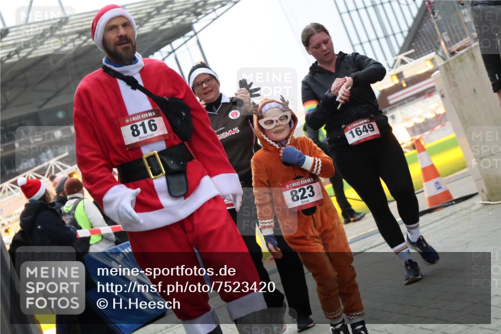 08.12.2024 - St. Pauli X-Mass-Run No. 14 H.Heesch http://msf.ph/oto/7523420 08.12.2024 10:43:58 Ziel 491, 680, 695, 823, 957, 1091, 1698, 2190, 650, 816, 912, 1649, 2190 meine-sportfotos.de