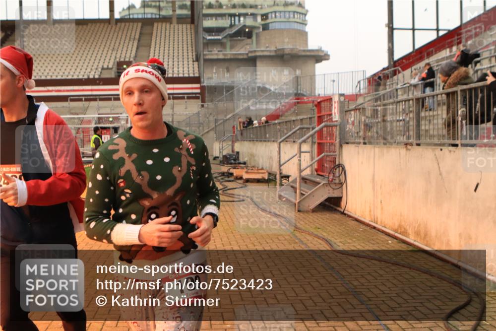 08.12.2024 - St. Pauli X-Mass-Run No. 14 Kathrin Stürmer Photography http://msf.ph/oto/7523423 08.12.2024 09:59:31 Ziel 100, 190, 2478, 2480, 2932, 3156, 3157 meine-sportfotos.de