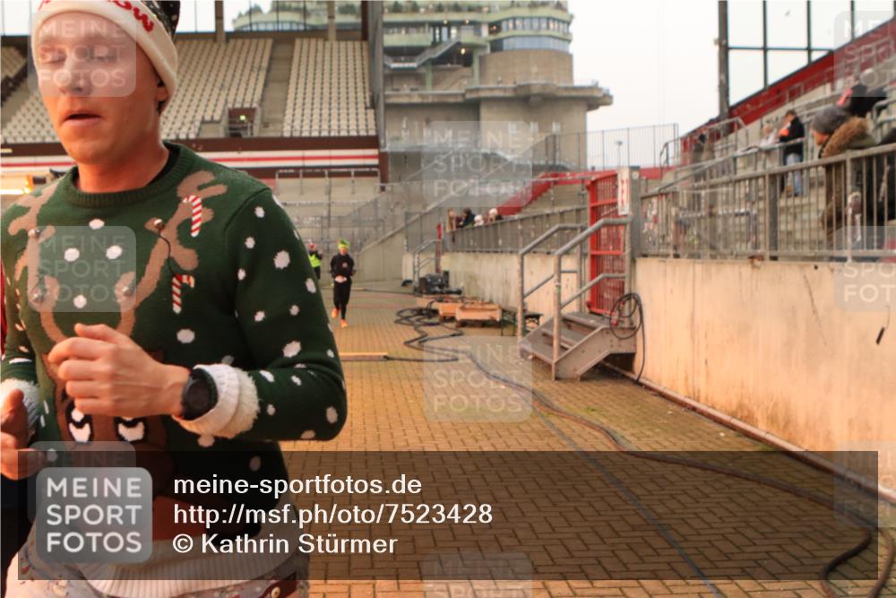 08.12.2024 - St. Pauli X-Mass-Run No. 14 Kathrin Stürmer Photography http://msf.ph/oto/7523428 08.12.2024 09:59:31 Ziel 100, 190, 2478, 2480, 2932, 3156, 3157 meine-sportfotos.de