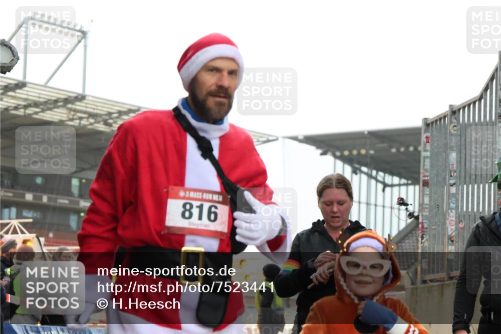 08.12.2024 - St. Pauli X-Mass-Run No. 14 H.Heesch http://msf.ph/oto/7523441 08.12.2024 10:44:00 Ziel 680, 695, 823, 1649, 1698, 2190, 650, 816, 912, 1649, 1836 meine-sportfotos.de