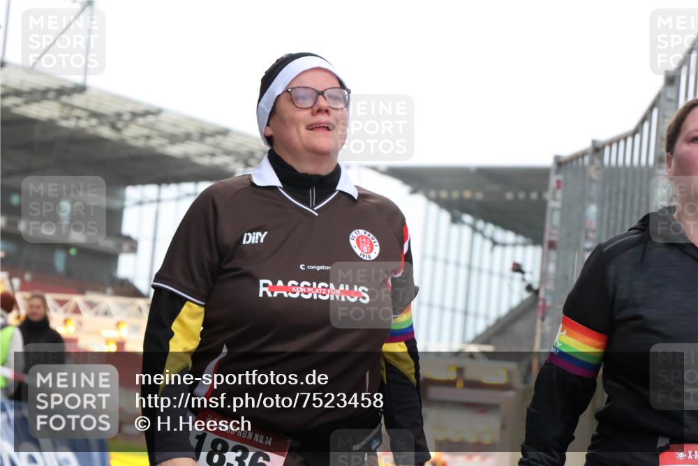 08.12.2024 - St. Pauli X-Mass-Run No. 14 H.Heesch http://msf.ph/oto/7523458 08.12.2024 10:44:03 Ziel 680, 816, 823, 1649, 1698, 2190, 650, 816, 912, 1836 meine-sportfotos.de